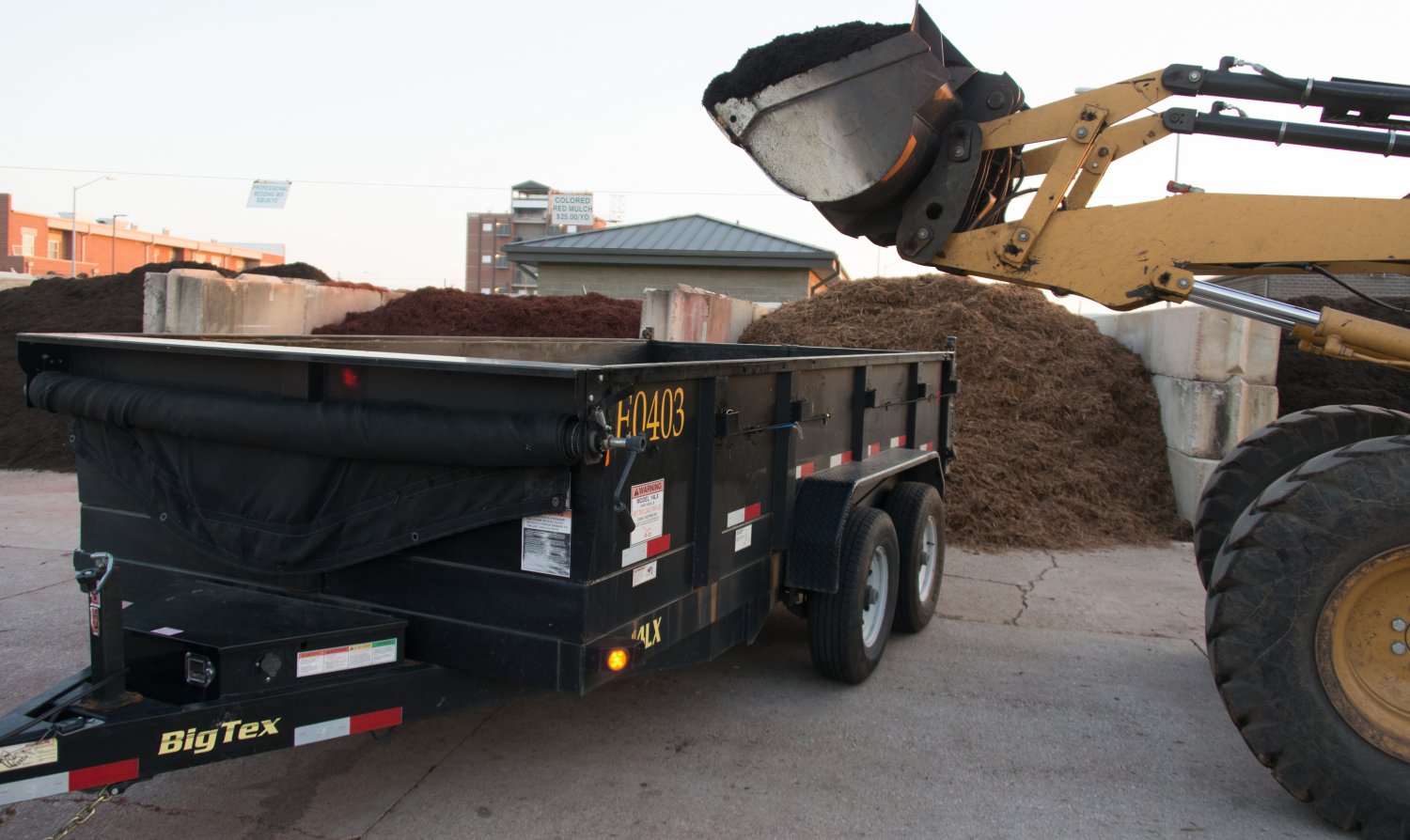 hydraulic dump trailer for mulch delivery